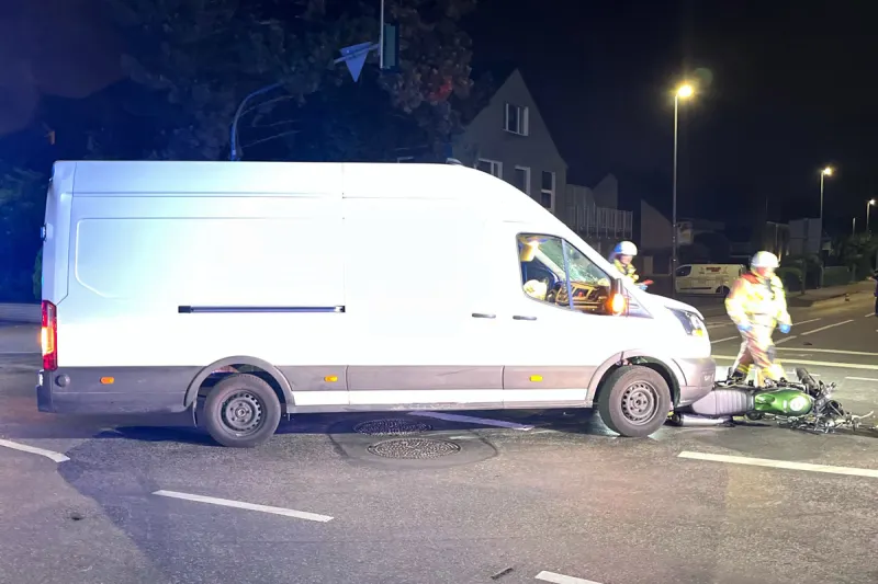 Bergisch Gladbach NW – Motorradfahrer bei Unfall mit Transporter lebensgefährlich verletzt