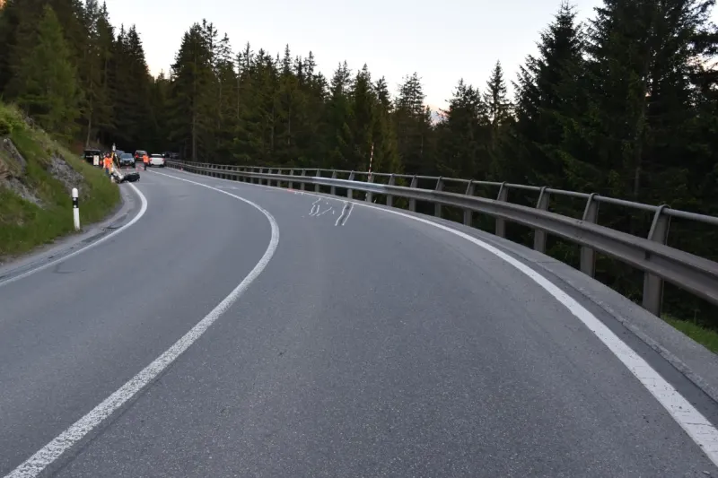 Lantsch / Lenz GR - Motorradfahrer wird über Leitplanke geschleudert und verletzt sich schwer