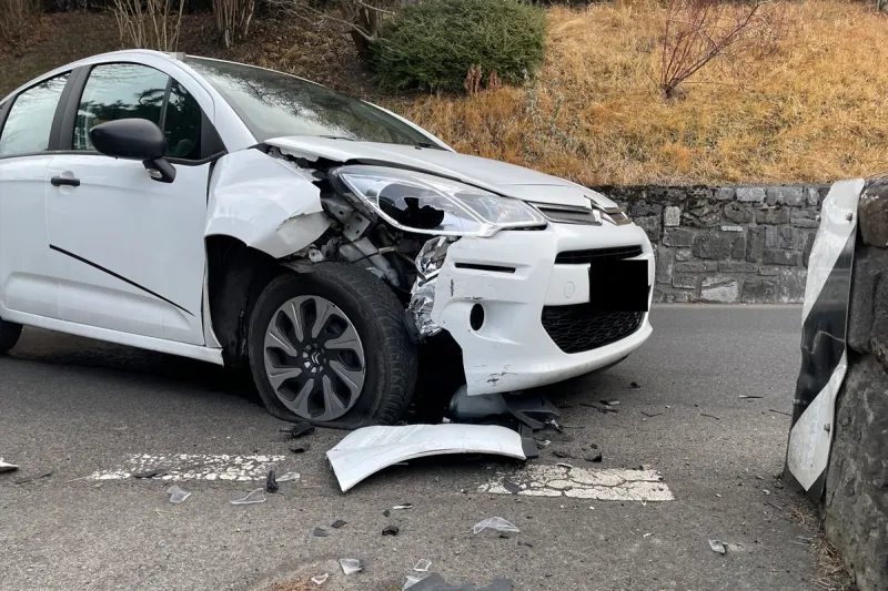 Vaduz FL – Lenkerin prallt beim Ausweichen gegen Mauer