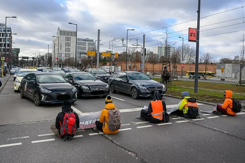 Klimaakleber in Graz: Nach 3 Straßenblockaden soll es noch weitere geben
