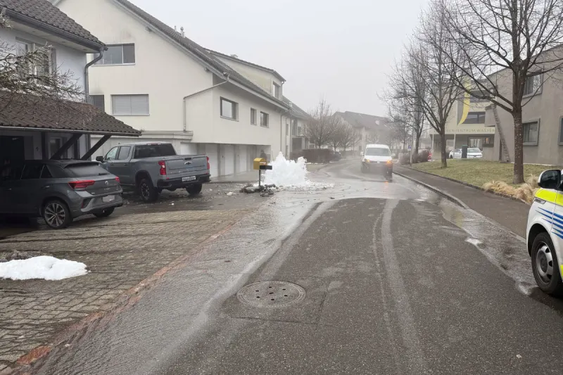 Unfall in Küttigen AG – Auto prallt gegen Hydranten