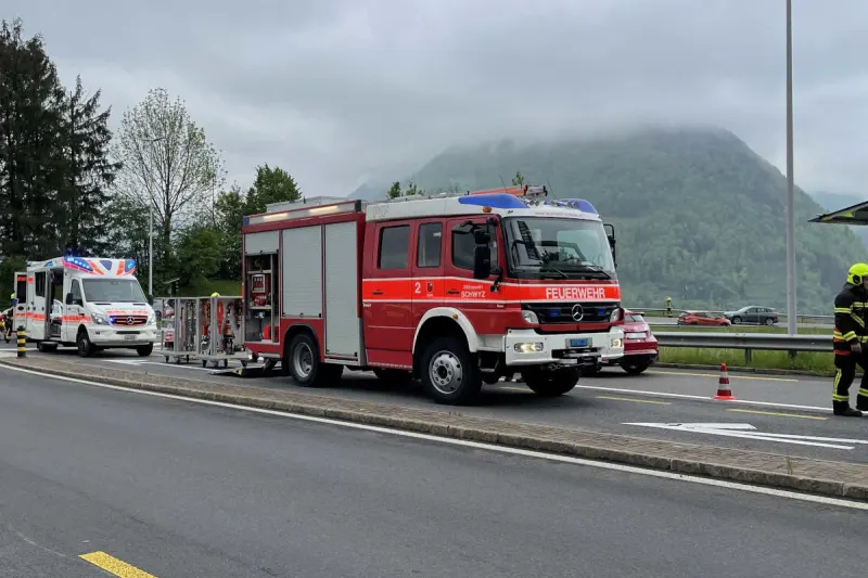 Stadt Schwyz – Kollision zwischen PW und Kehrichtlastwagen