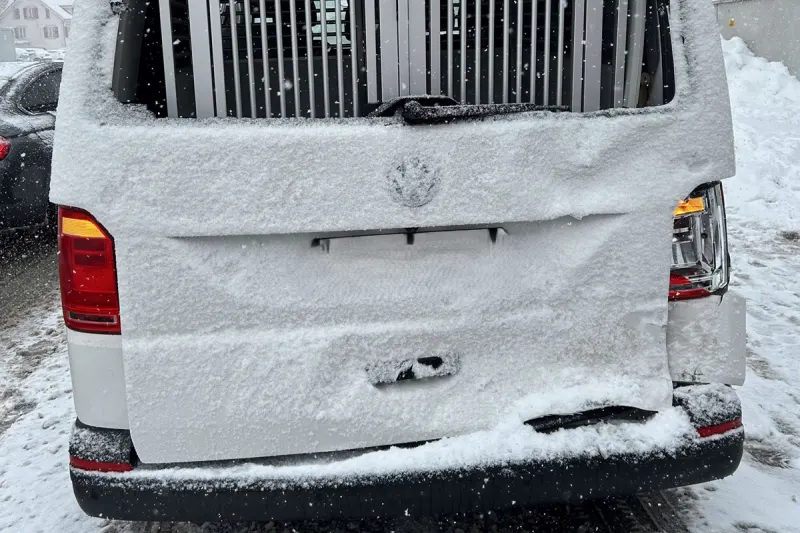 Herisau AR – Lkw fährt bei Schnee auf bremsendes Auto auf