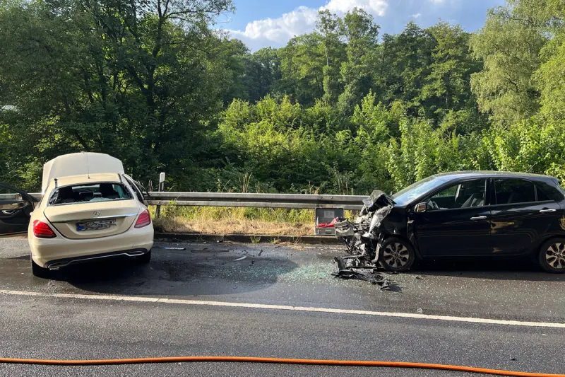 Odenthal NW – Zwei Schwerverletzte bei Unfall auf nasser Fahrbahn