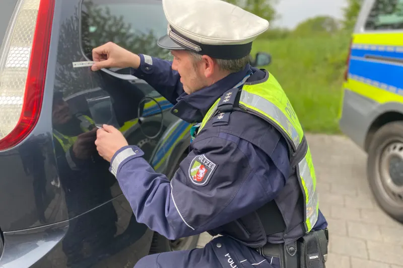 Polizei sucht Zeugen in Langenfeld NW – Unfallflucht nach Beschädigung von Ford Focus