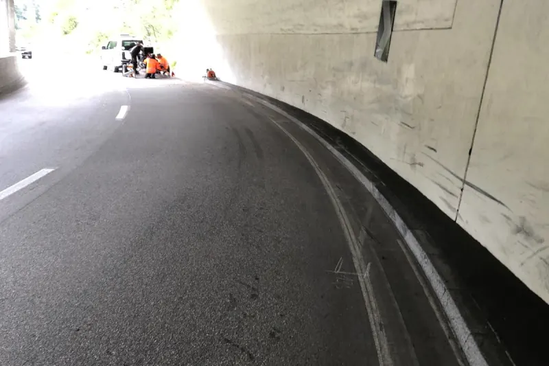 Zernez GR – Motorradfahrer stürzt in einer Galerie