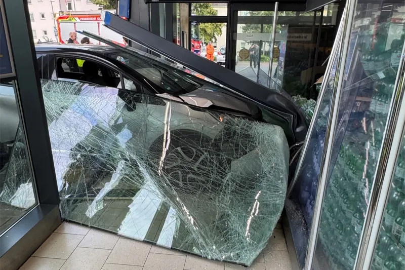 Gladbeck NW – Auto prallt in Supermarktfassade