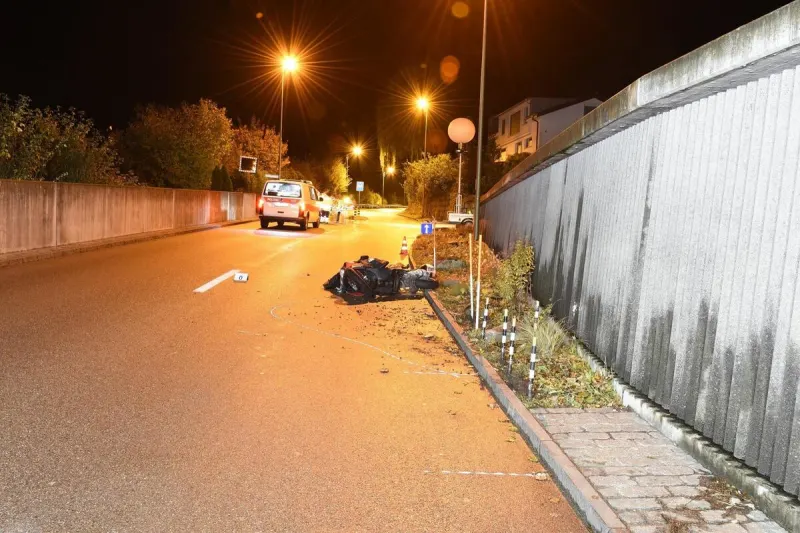 Horgen ZH - Zugerstrasse nach Unfall gesperrt - Rollerlenker verletzt 
