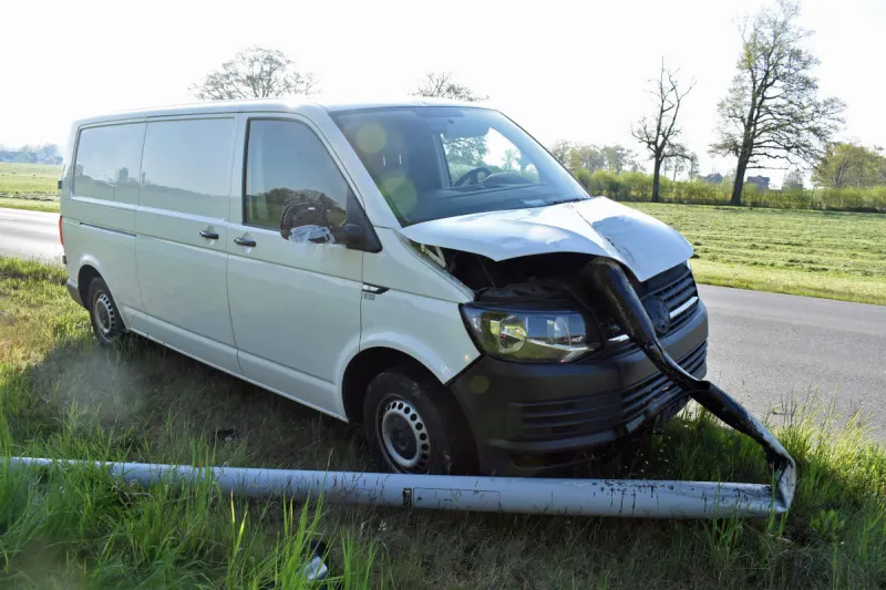 Neuenkirch LU – Lieferwagen prallt in Kandelaber
