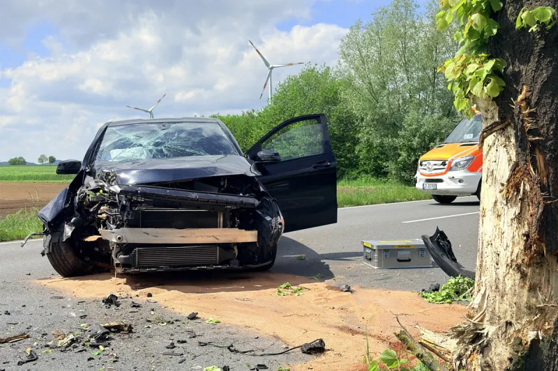 Detmold – Autofahrer prallt bei Alleinunfall gegen Baum