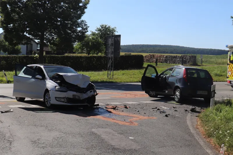 Brakel NW – Zwei Verletzte nach schwerem Unfall auf der B252