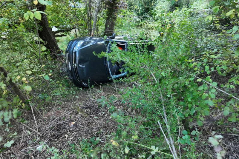 Unfall in Danis GR – Auto überschlägt sich am Abhang