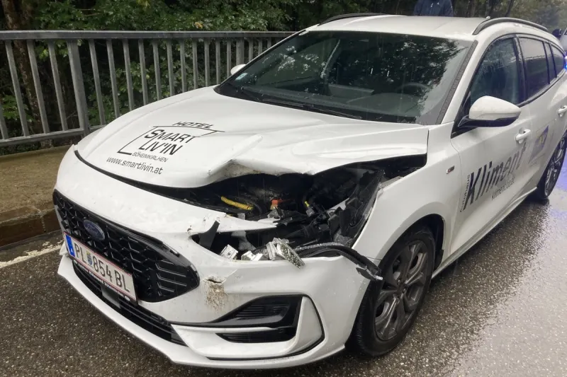 Hittisau - Gesteinsbrocken gegen ein Auto geprallt 