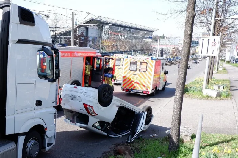 Unfall in Stuttgart - LKW mit einem Auto kollidiert
