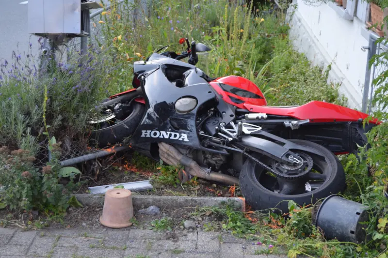Unfall in Grub AR – Motorrad kracht in parkiertes Fahrzeug