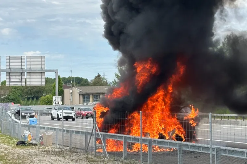 A1 Ittigen BE – Auto gerät auf Autobahn in Brand