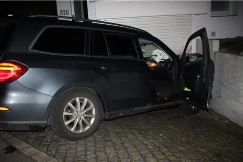 Ratingen NW - Mit entwendetem Auto nach Straßenrennen verunfallt 