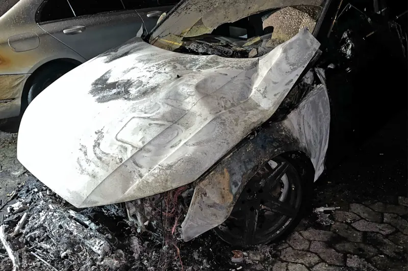 Monheim am Rhein NW – Ermittlungen wegen Brandstiftung an drei Pkw