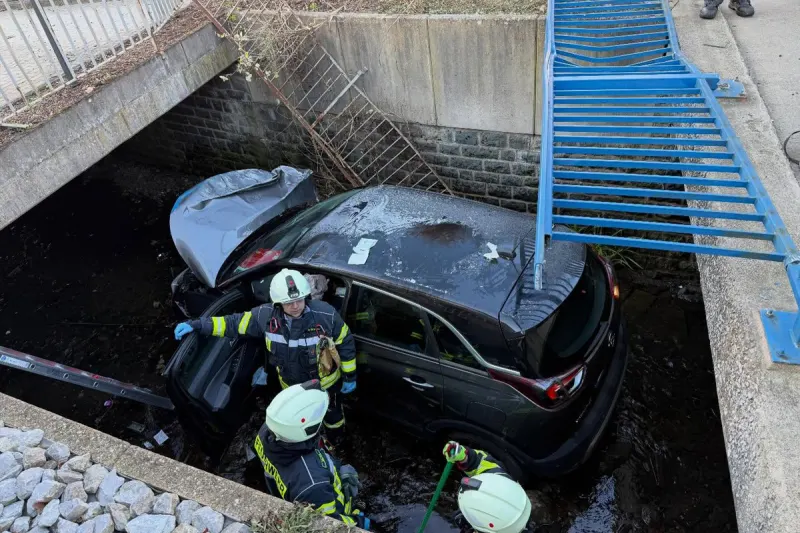 Freudenberg – Pkw stürzt nach Unfall 2 Meter in Flussbett