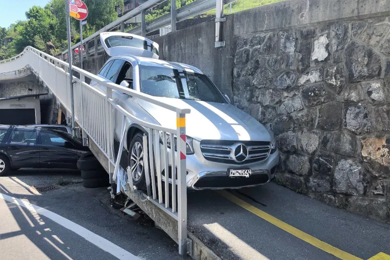 Mühlehorn GL – Auto zwischen Mauer und Geländer verkeilt
