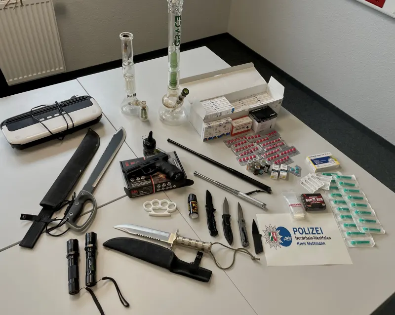 Wülfrath : Polizei stellt Waffen und illegale Arzneimittel bei Wohnungsdurchsuchung sicher