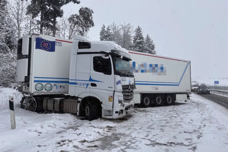 Niederwil SG – Sattelmotorfahrzeug verunfallt auf schneebedeckter A1