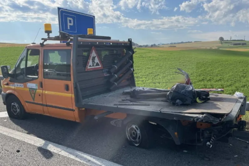 Verkehrsunfall in Schmitten FR - Mitarbeiter des Strassendienstes auf der A12 verletzt