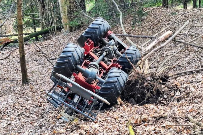 Naas – Feuerwehr birgt Hoflader aus steilem Gelände