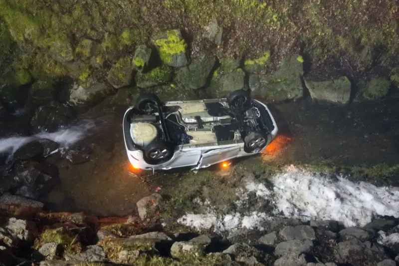 Unfall in St.Gallen – Lenkerin stürzt mit Auto in die Steinach