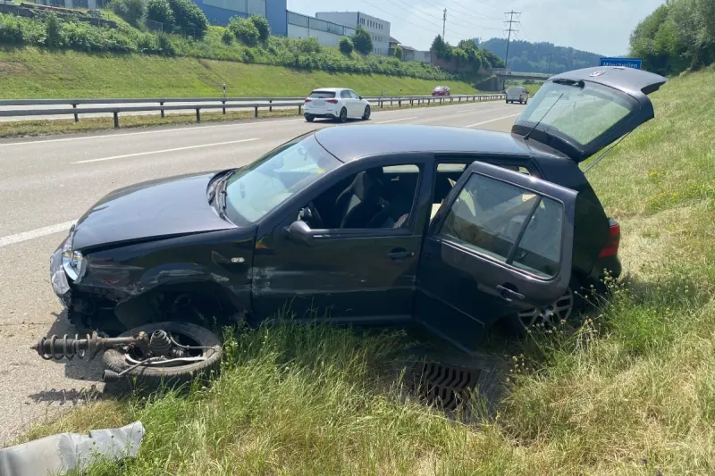 Sirnach TG - Fahrer von VW Golf nickt auf der Autobahn A1 ein