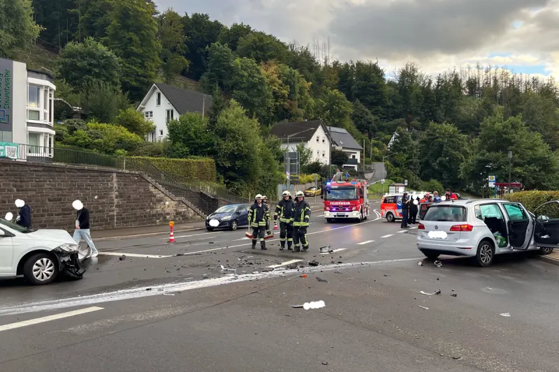 Gummersbach NW – Drei Verletzte bei Kollision von zwei Pkw