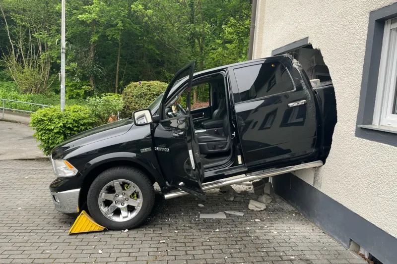 Ennepetal – Auto fährt rückwärts in Wohnhaus
