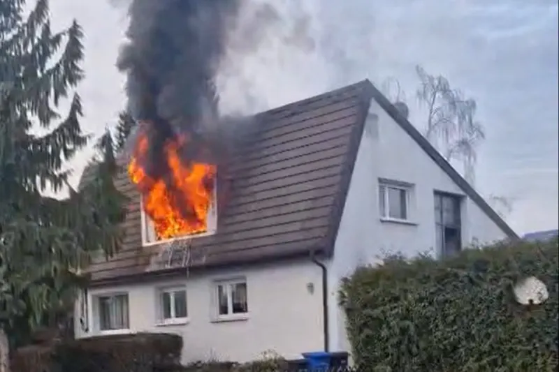 Stockach – Wohnungsbrand greift auf Dachstuhl über