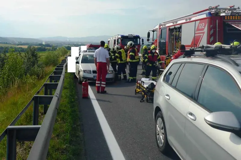 Enns - 18-Jähriger kracht in Gegenverkehr - Mutter und Sohn verletzt