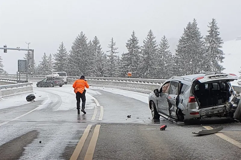 A28 Saas GR – Schleudernd auf der Gegenfahrspur kollidiert