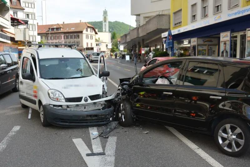 Olten SO - Frontalkollision zwischen zwei Fahrzeugen - zwei Personen verletzt