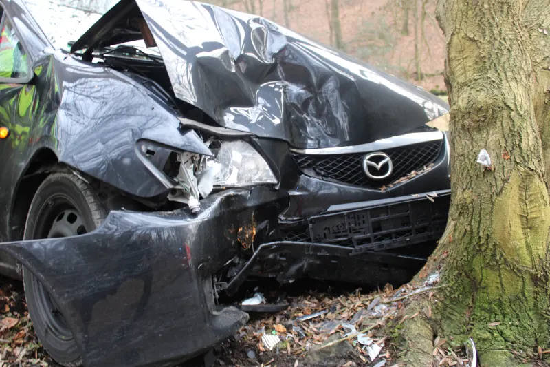 Burscheid – Pkw-Fahrerin kollidiert frontal mit einem Baum