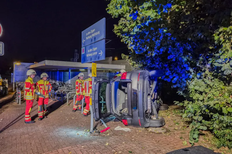 Arpke NI – Pkw prallt in Fahrradständer am Bahnhof