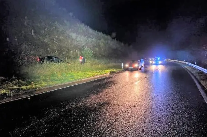 Langelsheim NI – Unfall von BMW auf regennasser Fahrbahn