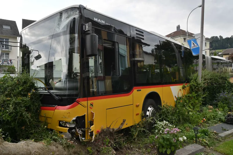 Udligenswil LU – Unfall mit Postauto