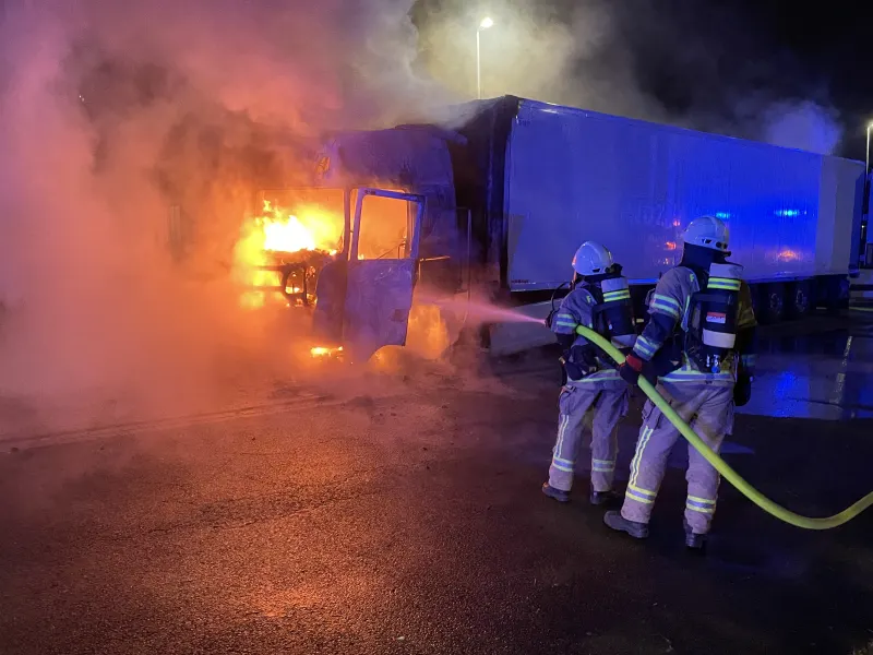 Lehrte – Fahrer rettet sich aus brennender Lkw-Kabine
