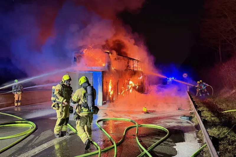 A52 Ratingen – Reisebus auf Autobahn in Brand geraten