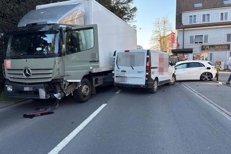 Unfall in Reinach AG – Lkw fährt in stehende Fahrzeugkolonne