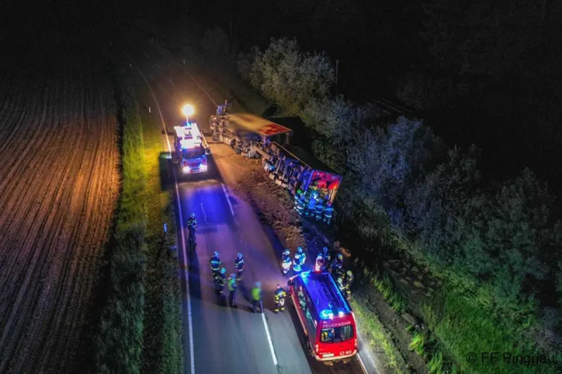 Pinggau - Vollbeladener LKW kippte in den Straßengraben