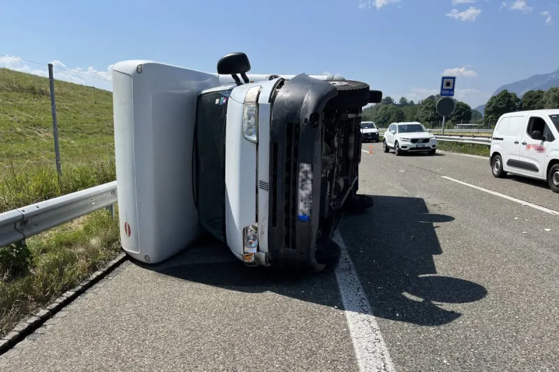 A13 Montlingen SG – Wohnmobil kippt nach geplatztem Reifen um