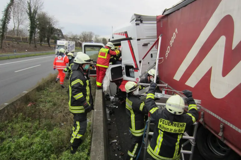 Mülheim an der Ruhr – Kontrolle über LKW verloren