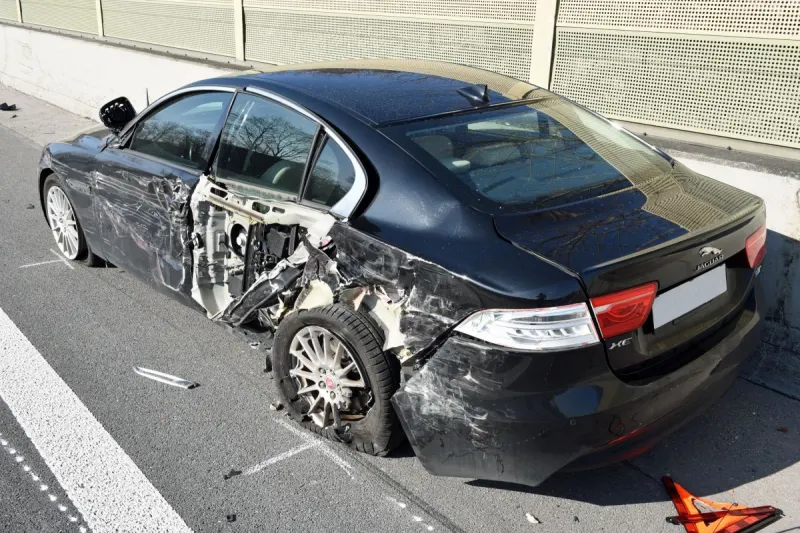 Schenkon LU - Jaguar von Anhängerzug touchiert und massiv beschädigt
