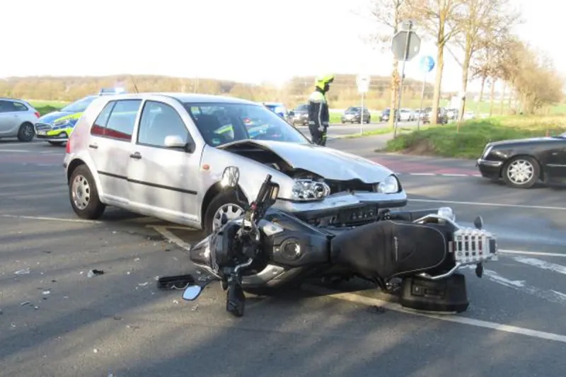 Münster - Motorradfahrer beim Abbiegen schwer verletzt