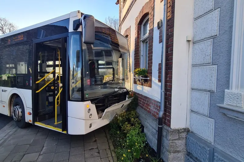 Stolberg - Busfahrer (73) fährt gegen Hauswand