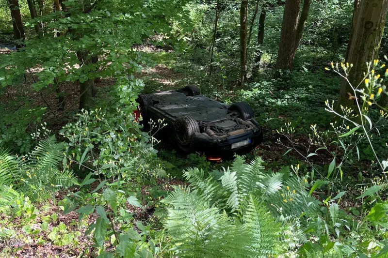 Overath - Auto landet bei Unfall auf dem Dach